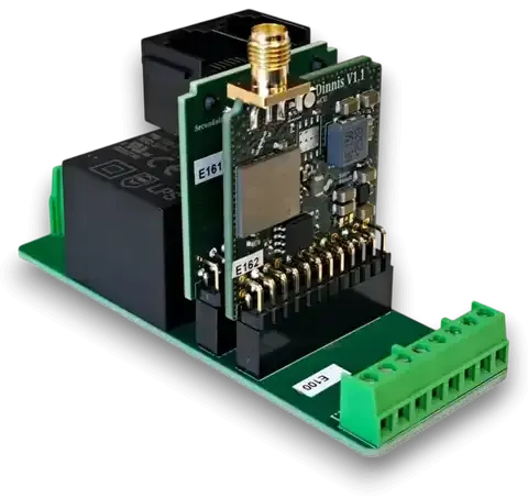 De printplaat van de Dinnis V1.1 met LTE-M-module, antenneconnector en klemmen.