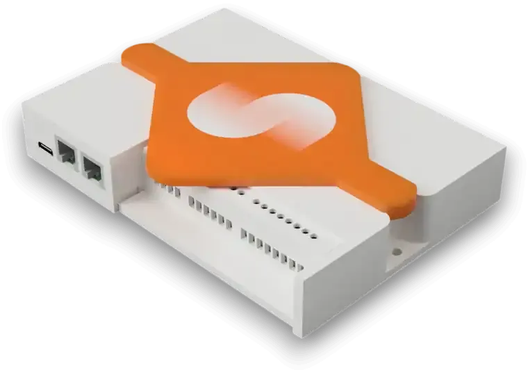 De Gateway V2: een witte behuizing met een oranje deksel in de vorm van het SolarResult-logo.